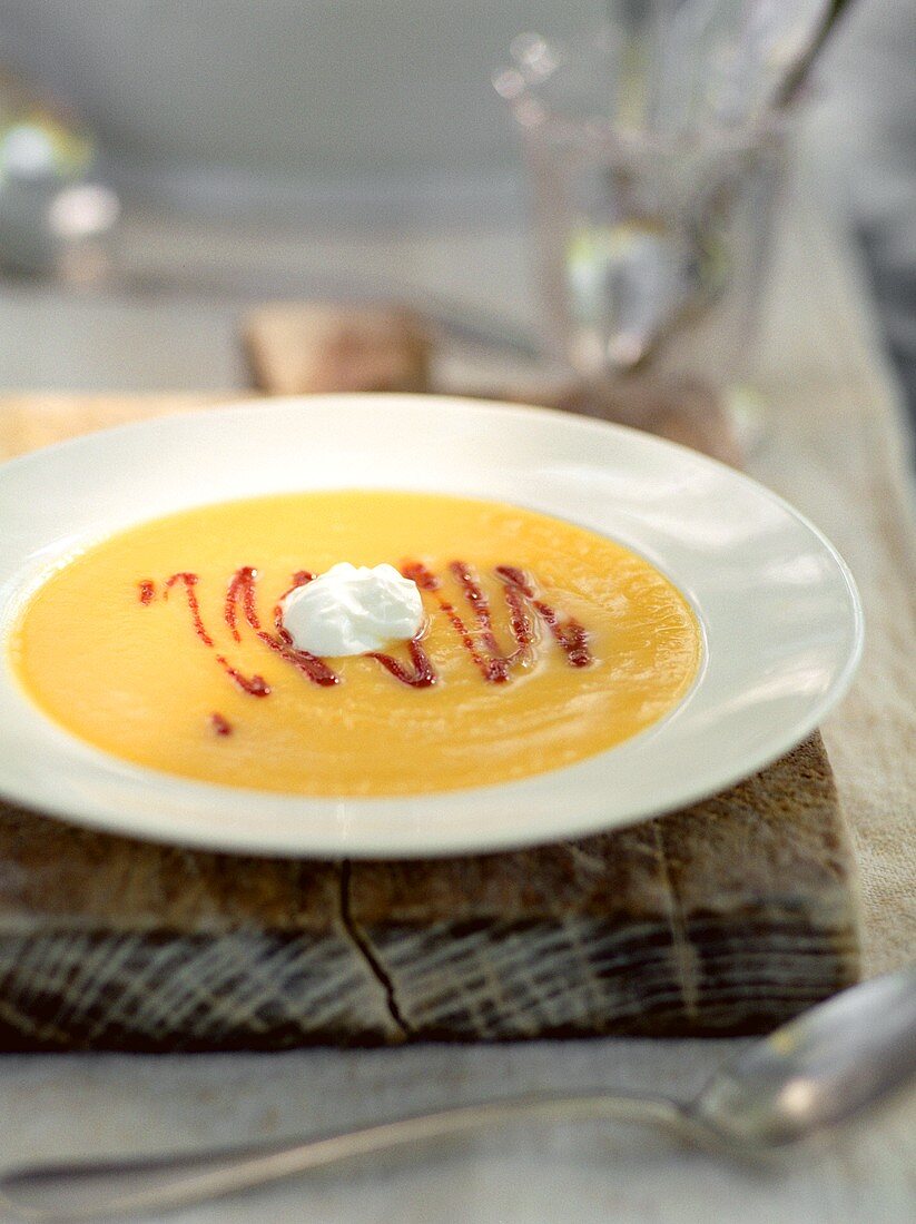 Kürbissuppe mit Sahneklecks