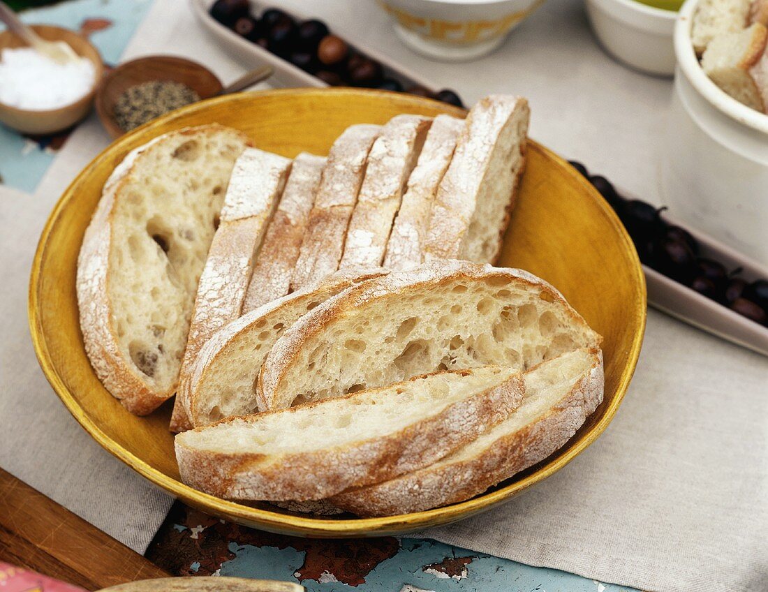 Weißbrotscheiben in einer Schüssel