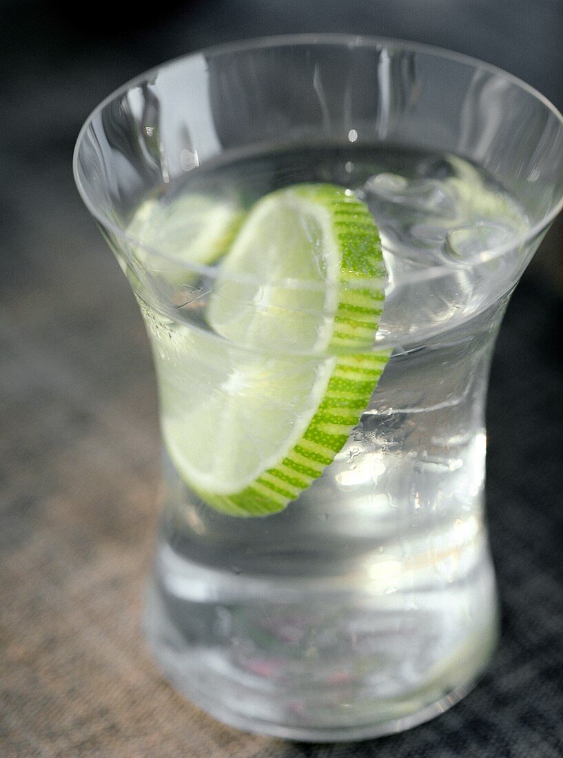 Glas Wasser mit Limettenscheibe