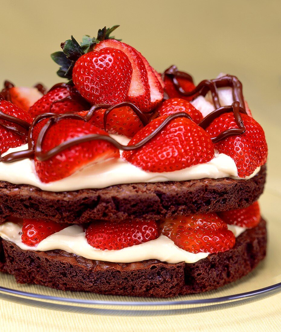 Brownie mit Erdbeeren und Sahne