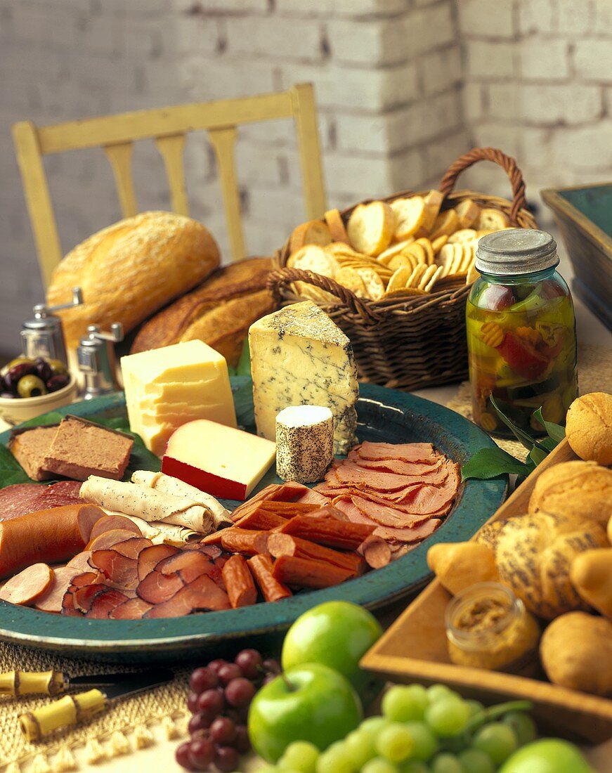 Vorspeisenplatte mit Wurst und Käse; Brot; Cracker