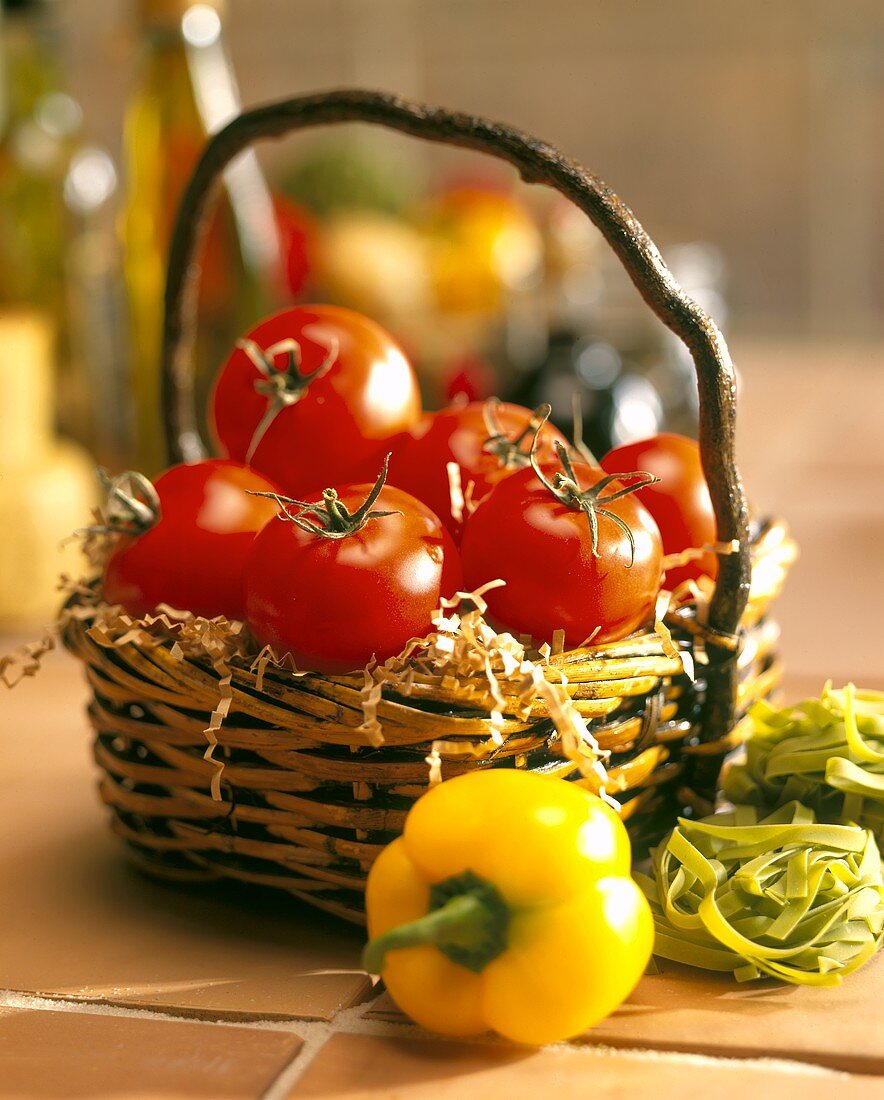 Frische Tomaten im Weidenkörbchen, Paprika, grüne Tagliatelle