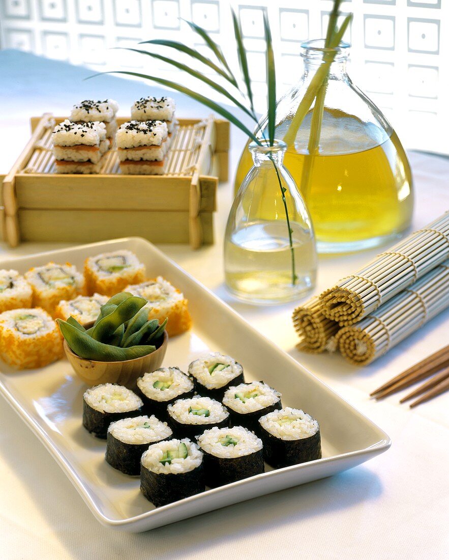Verschiedene Maki-Sushi auf Platte