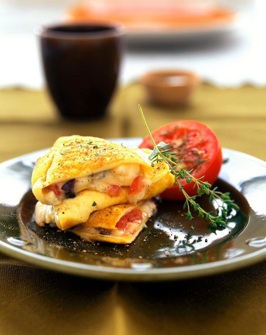 Omelette mit Tomaten, Oliven und Gorgonzola