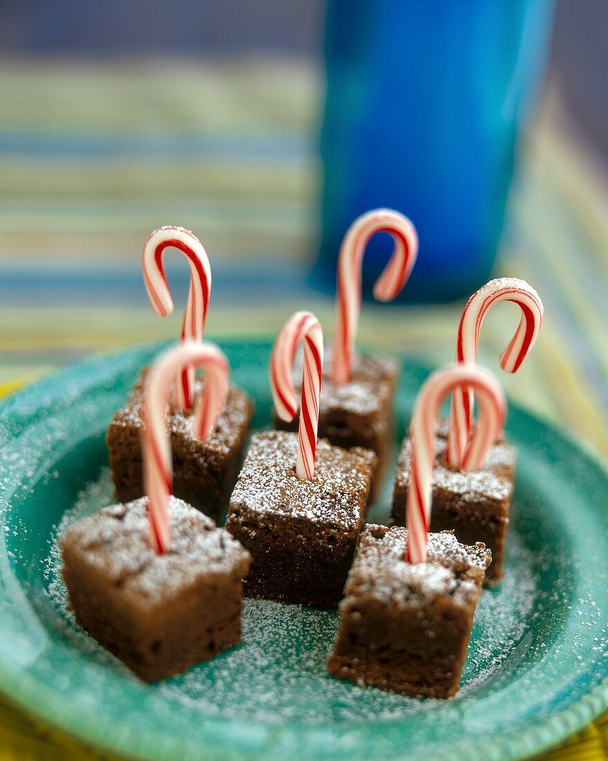Brownies in fünf kleine Stücke geschnitten mit Zuckerstangen