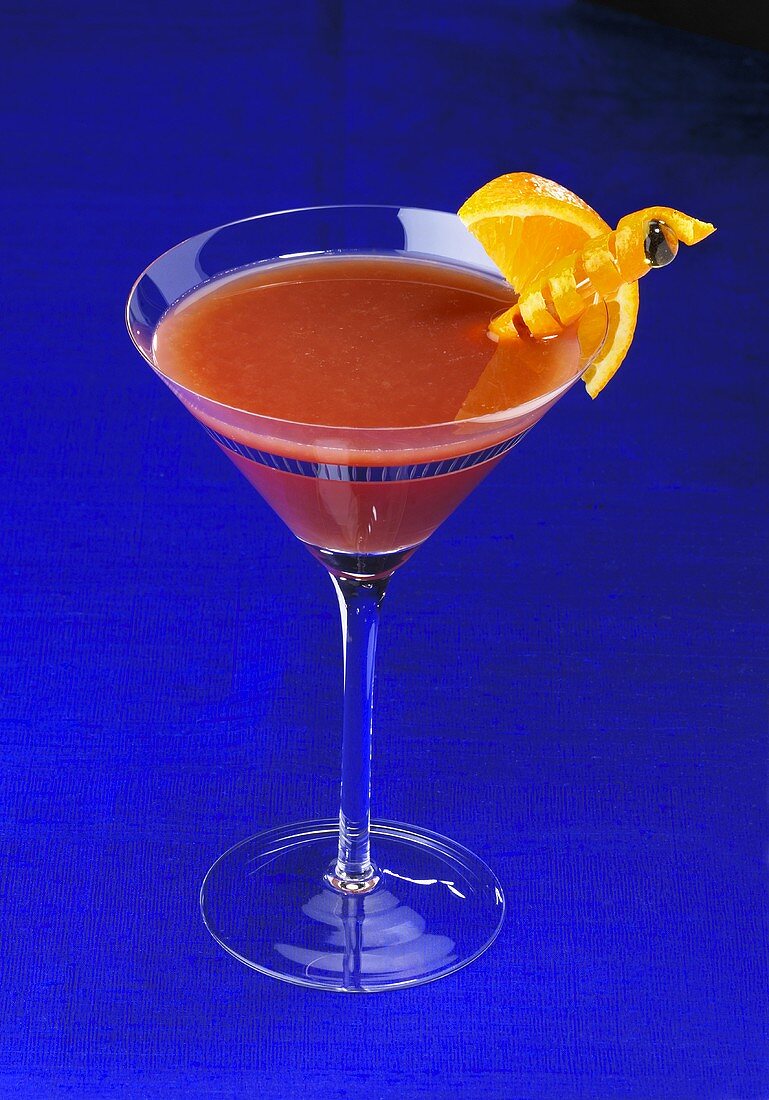 Drink mit Grand Marnier, Rotwein und Orangensaft im Martiniglas