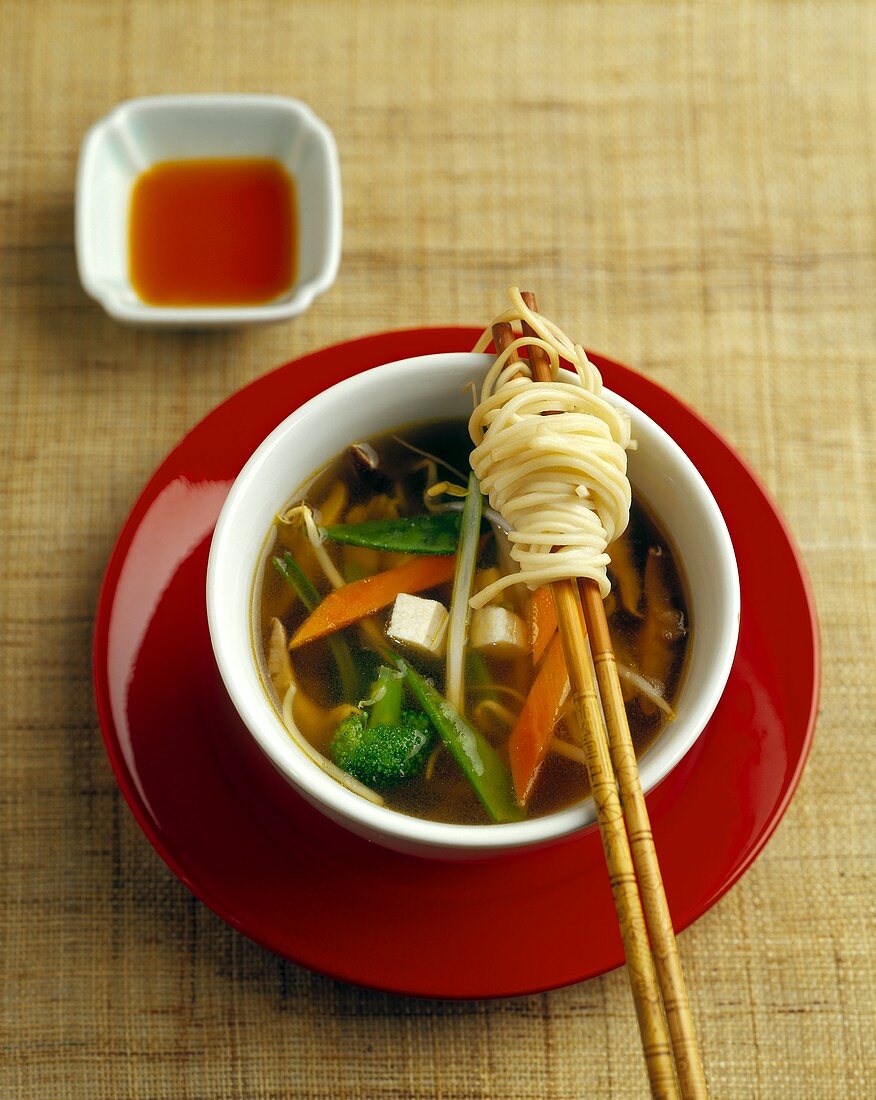 Asiatische Gemüsesuppe mit Tofu und Sobanudeln