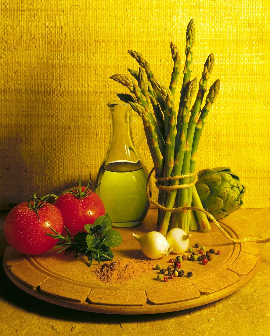 Stillleben mit Gemüse, Gewürzen, Kräutern und Olivenöl