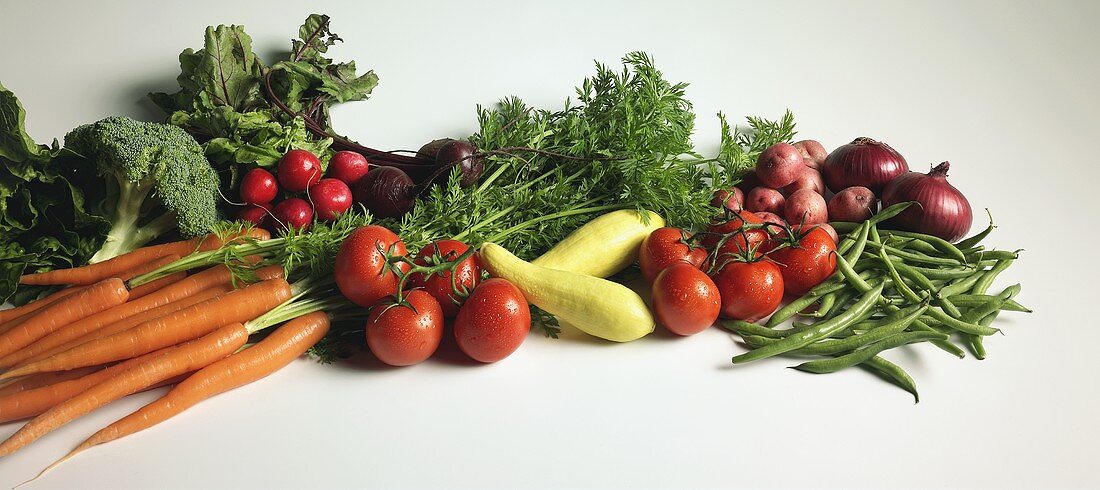Gemüsestillleben mit Möhren und Tomaten