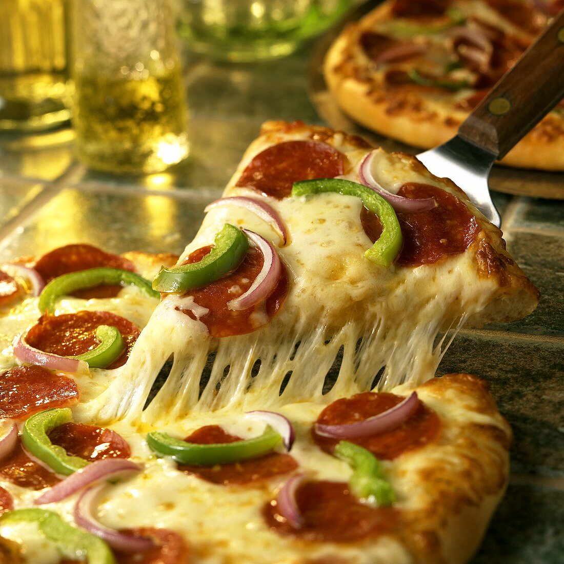 Ein Stück Salami-Käse-Pizza auf Pizzaheber (USA)