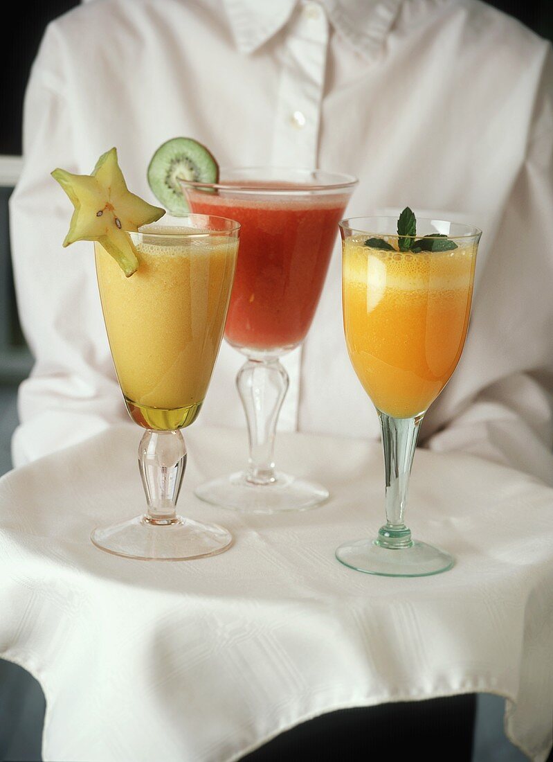 Kellnerin serviert fruchtige Cocktails