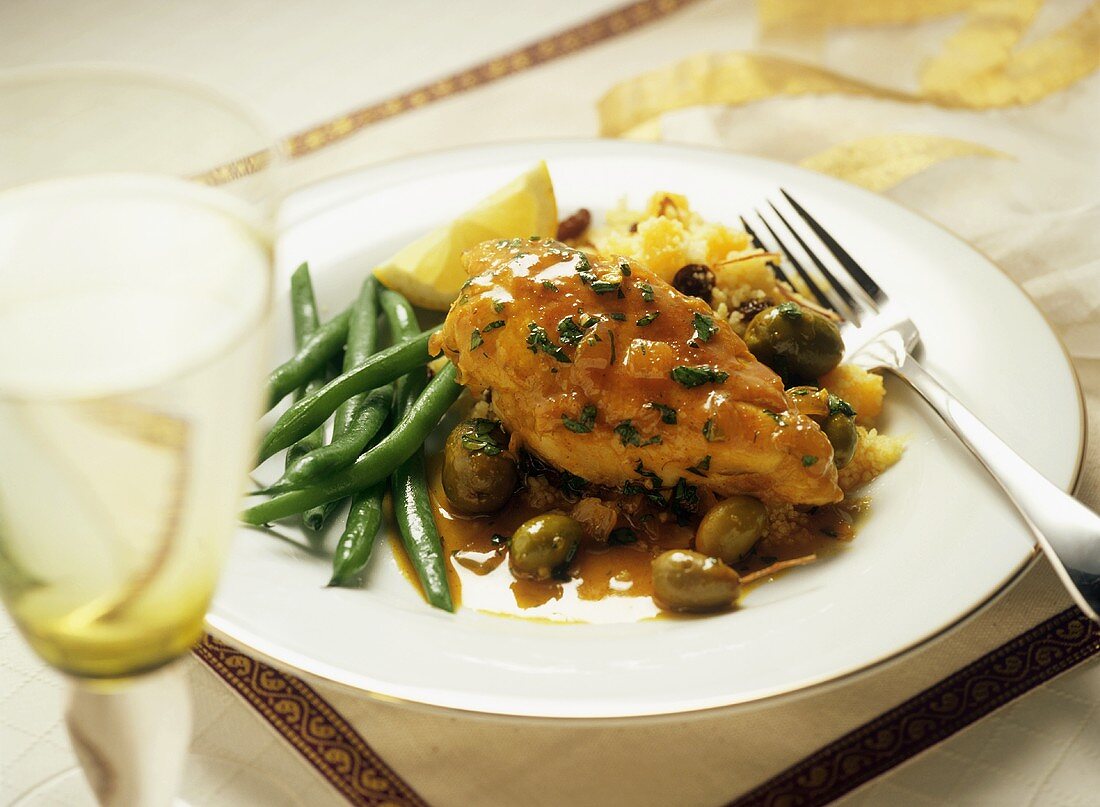 Hähnchenbrust mit Oliven, Couscous und grünen Bohnen