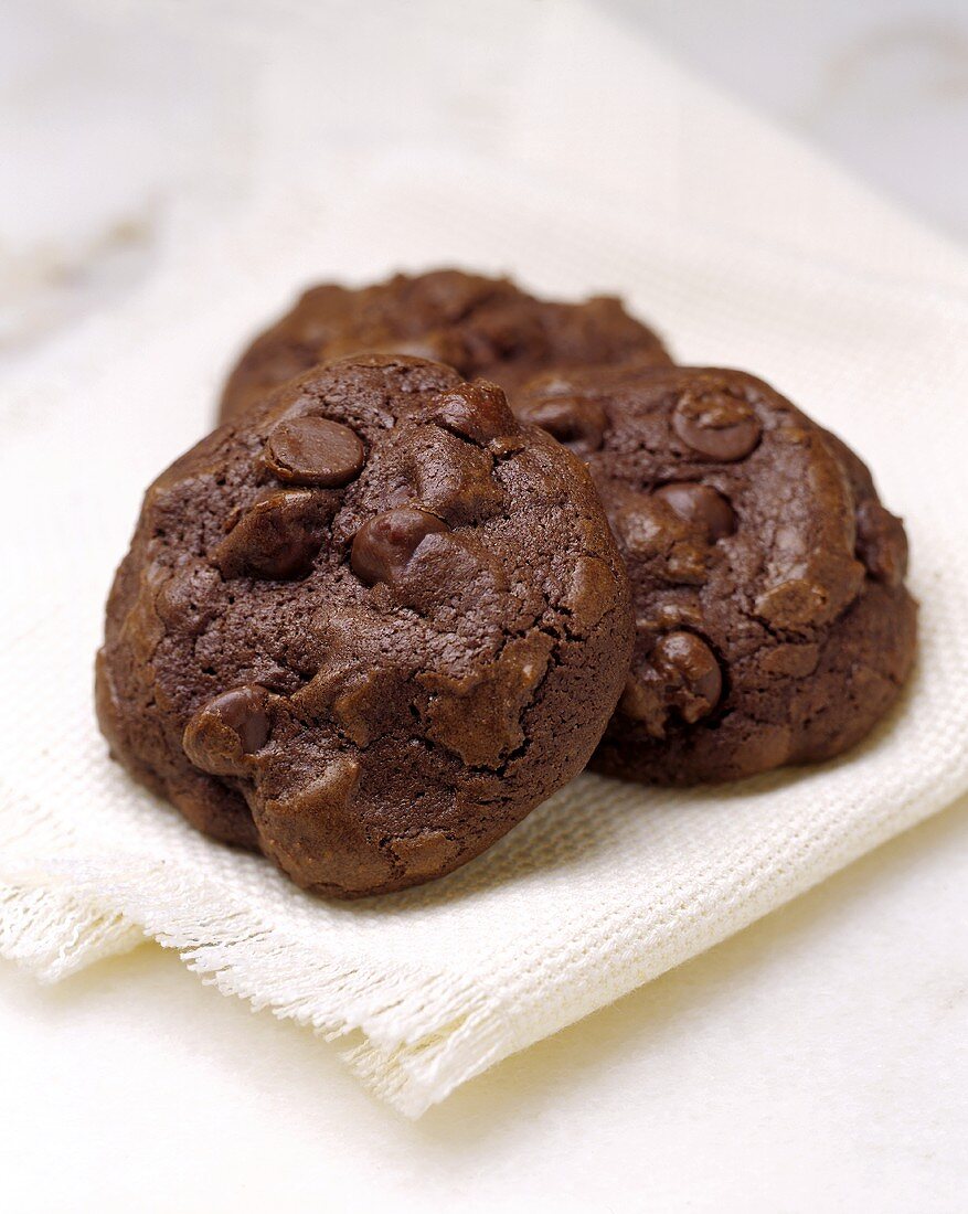 Chocolate Chip Cookies auf weißem Tuch