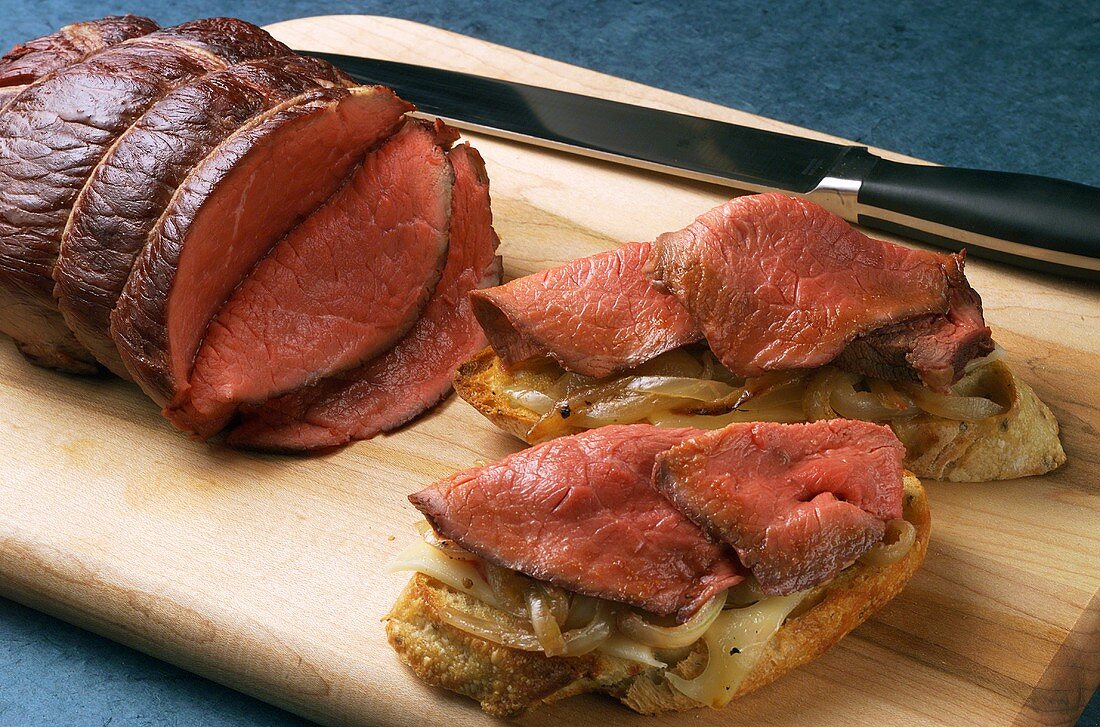 Belegte Brote mit Roastbeef, Käse und Zwiebeln