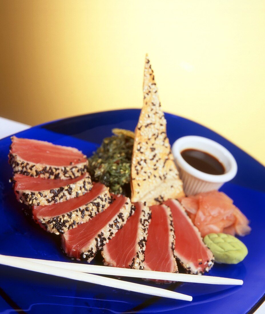Tuna sashimi with ginger, wasabi and soy sauce