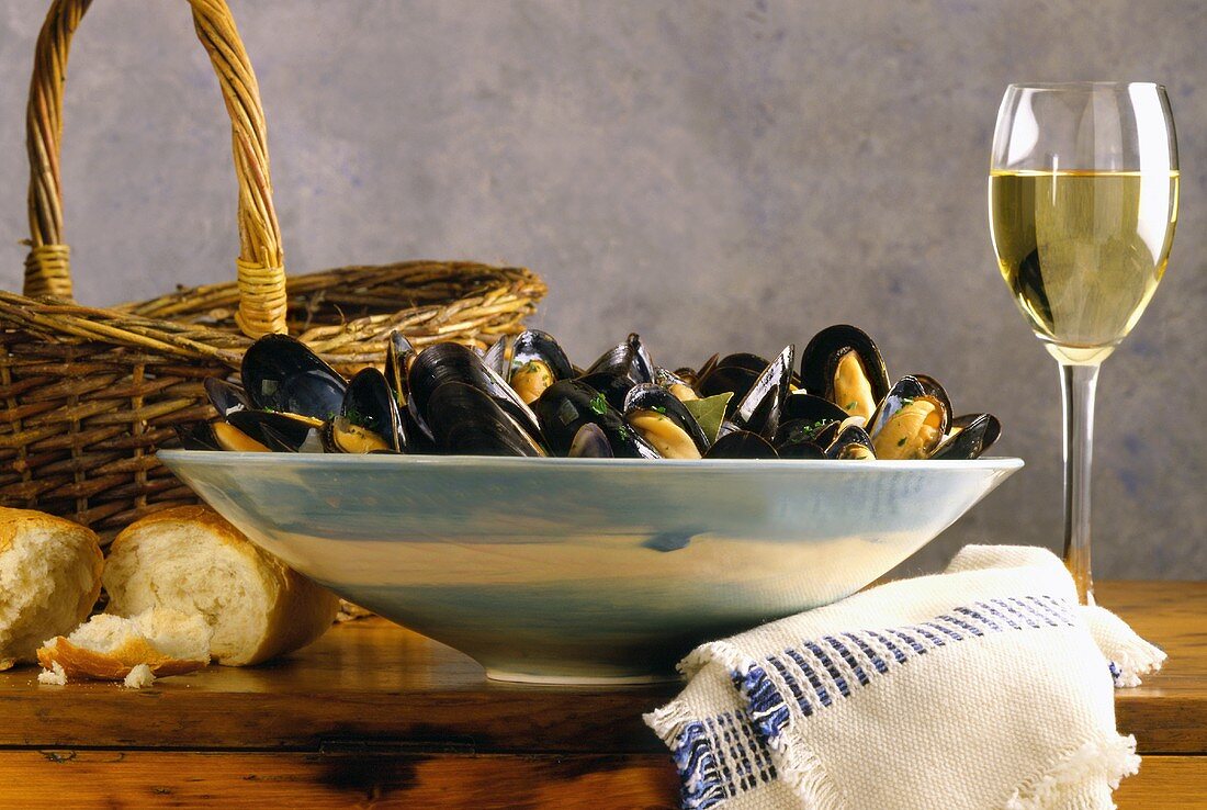 Mussels in White Wine and Herbs with White Wine and French Bread