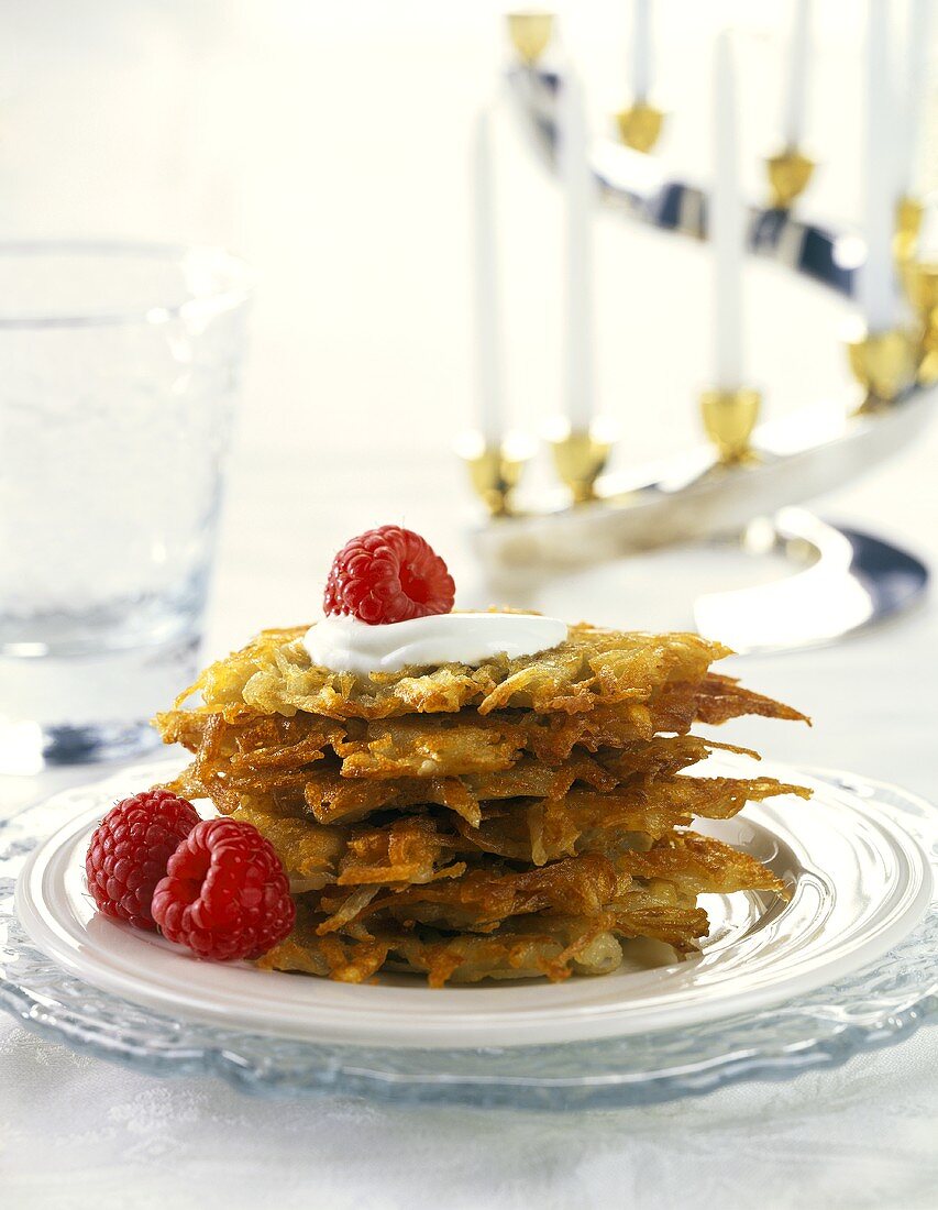 Latkas (Kartoffelpuffer) mit saurer Sahne und Himbeeren