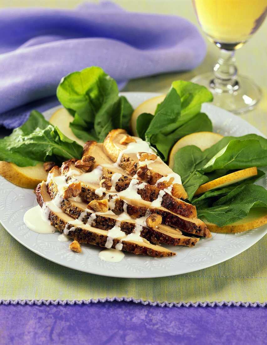 Salat mit Schweinebratenscheiben, Birnen und Nüssen