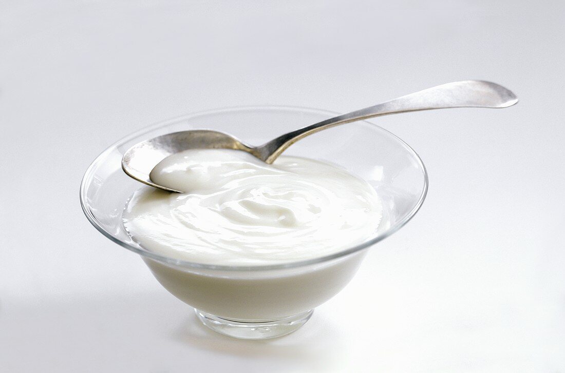 Eine Schale mit Joghurt und Löffel