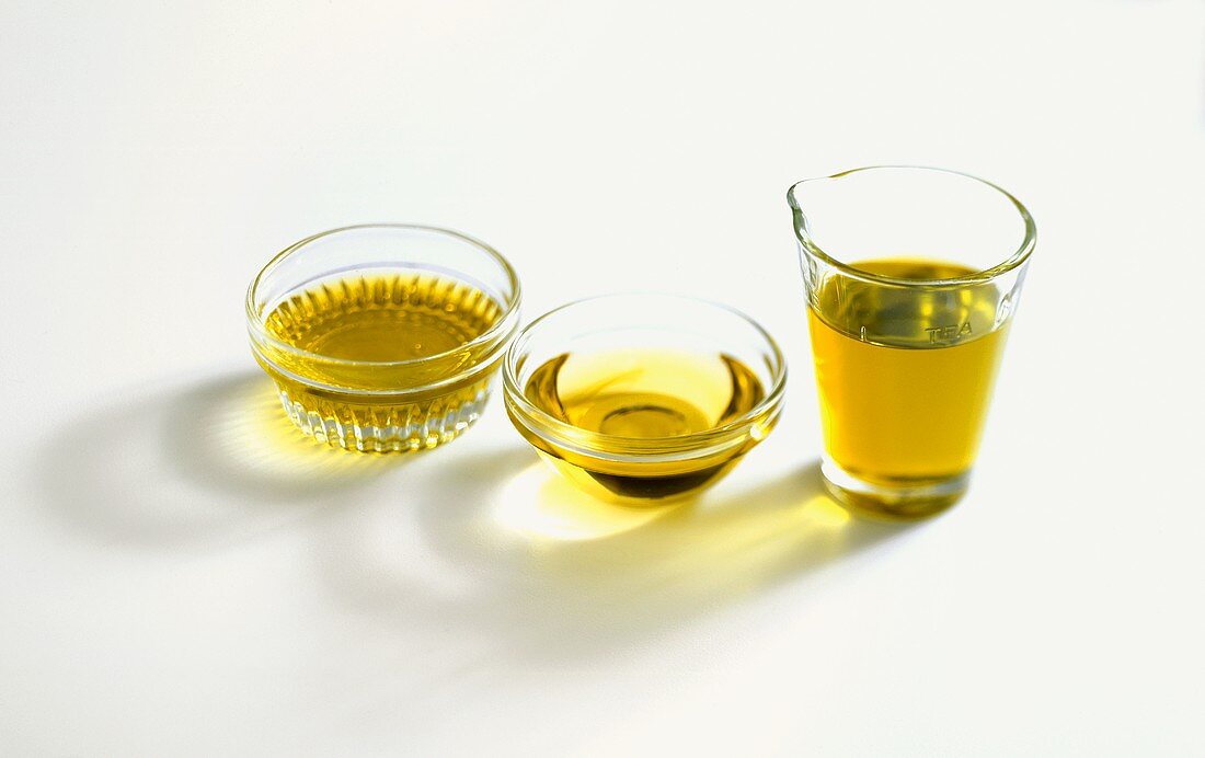 Olivenöl in drei verschiedenen Gläsern