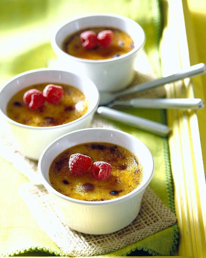 Crème brulée with fresh raspberries