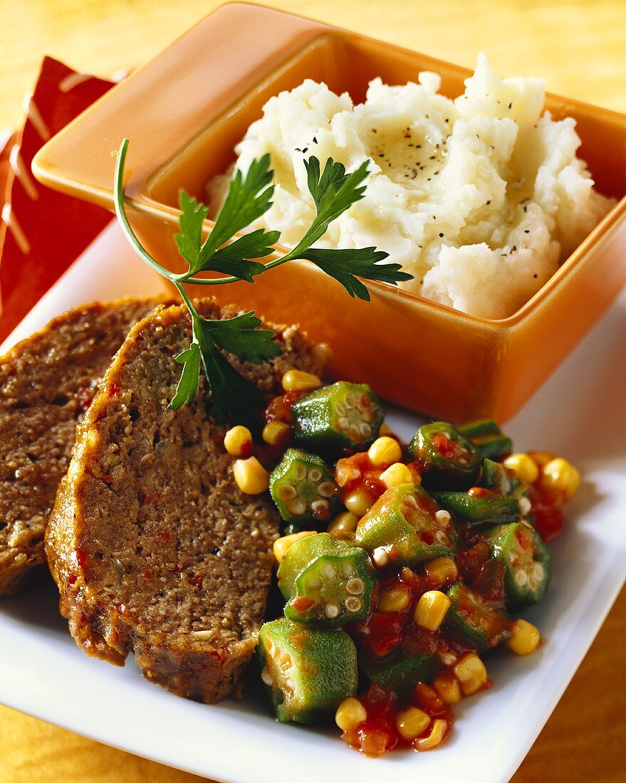 Hackbraten mit Okra, Mais und Tomaten; Kartoffelpüree