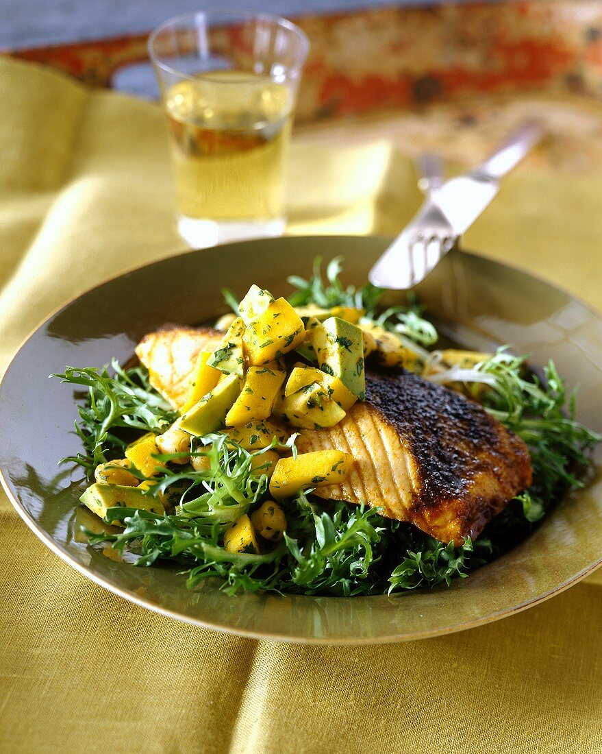 Gegrillter Lachs mit Avocado-Mango-Salsa auf Frisee-Salat