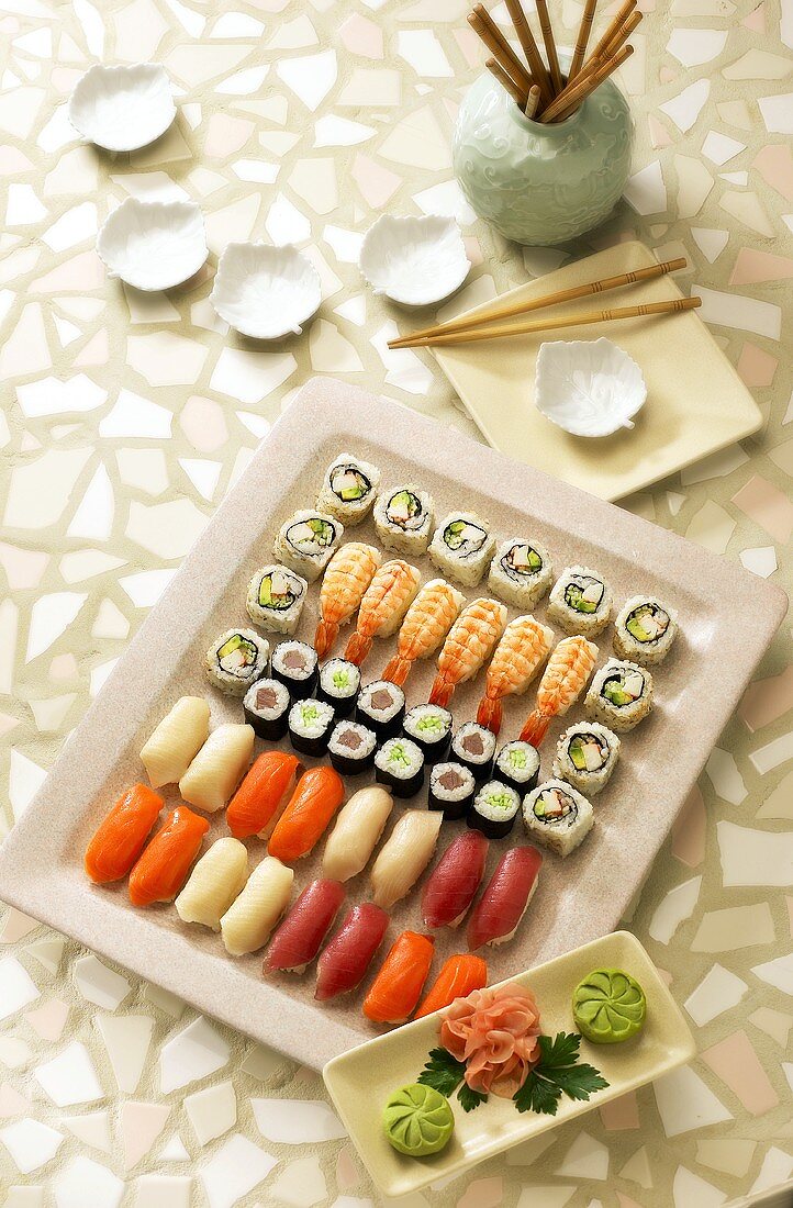 Sushi-Platte sowie Schale mit Wasabi und eingelegtem Ingwer