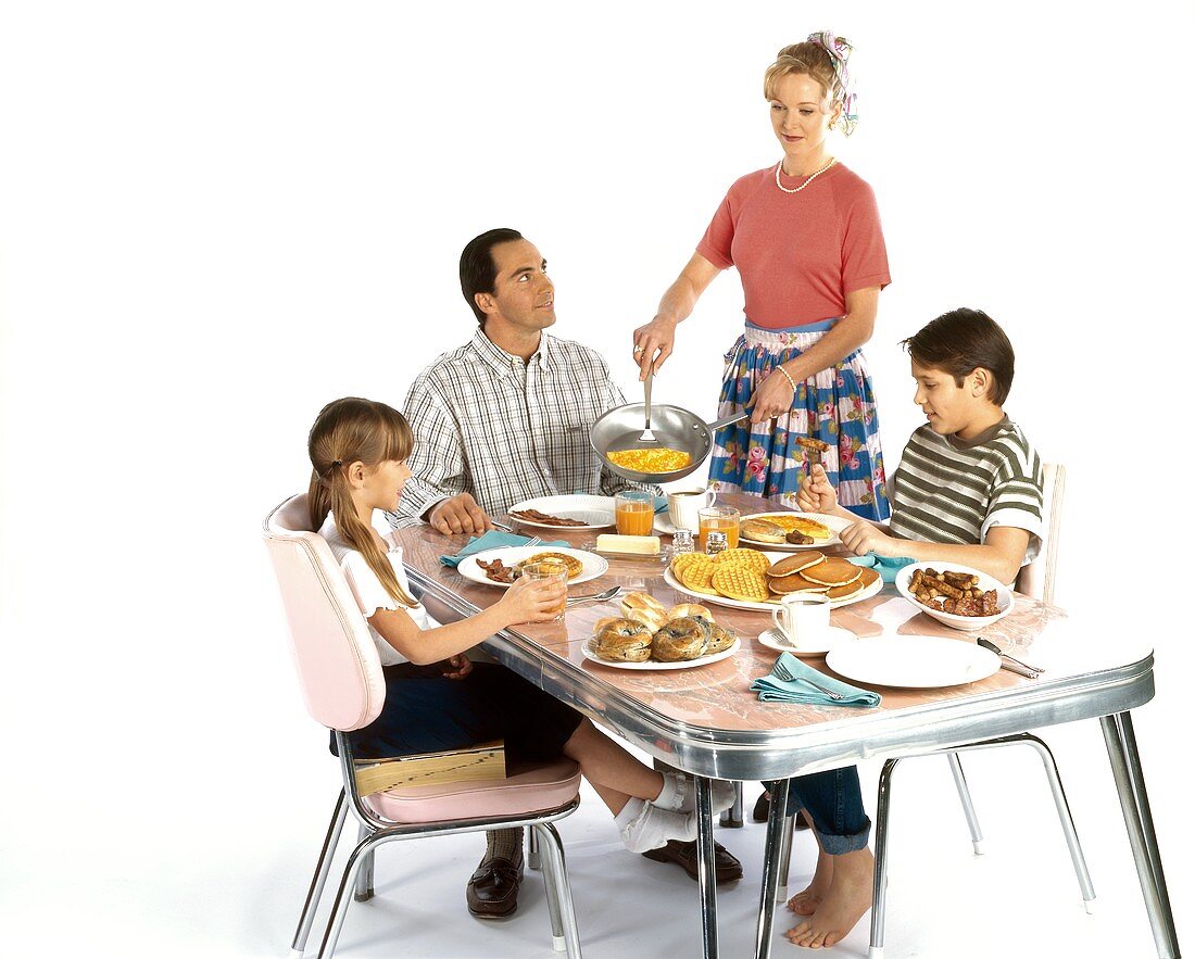 Amerikanische Familie im Stil der 50er Jahre beim Frühstück