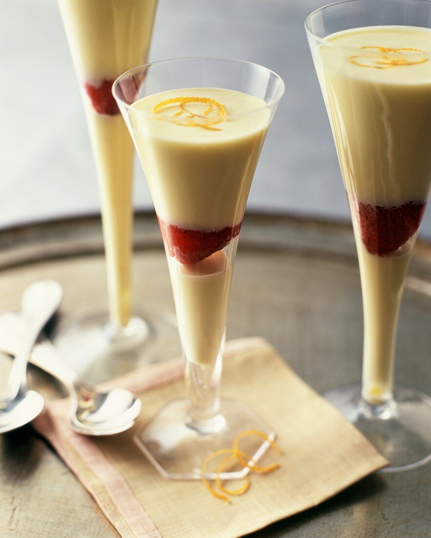 Zitronen-Vanille-Creme mit Erdbeere in drei Gläsern