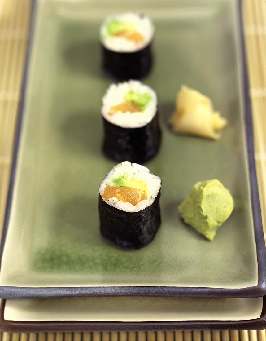 Maki-Sushi mit Lachs und Avocado; Wasabi; Ingwer