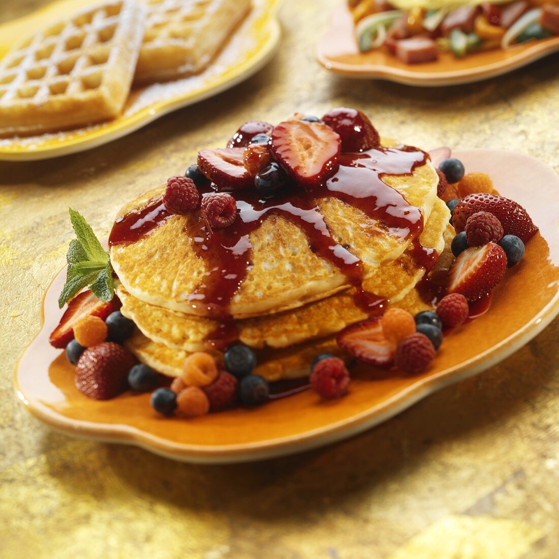 Pancakes mit Ahornsirup und frische Beeren