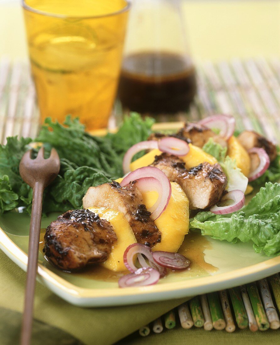 Schweinefilet, geschnitten, mit Mango und roten Zwiebeln