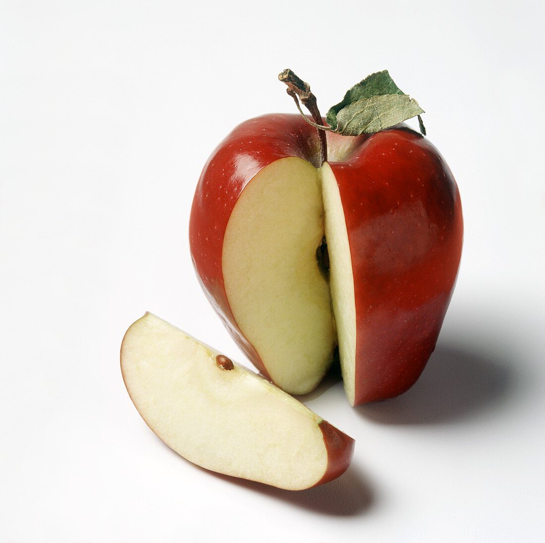 Ein Red Delicious Apfel mit Blatt, angeschnitten
