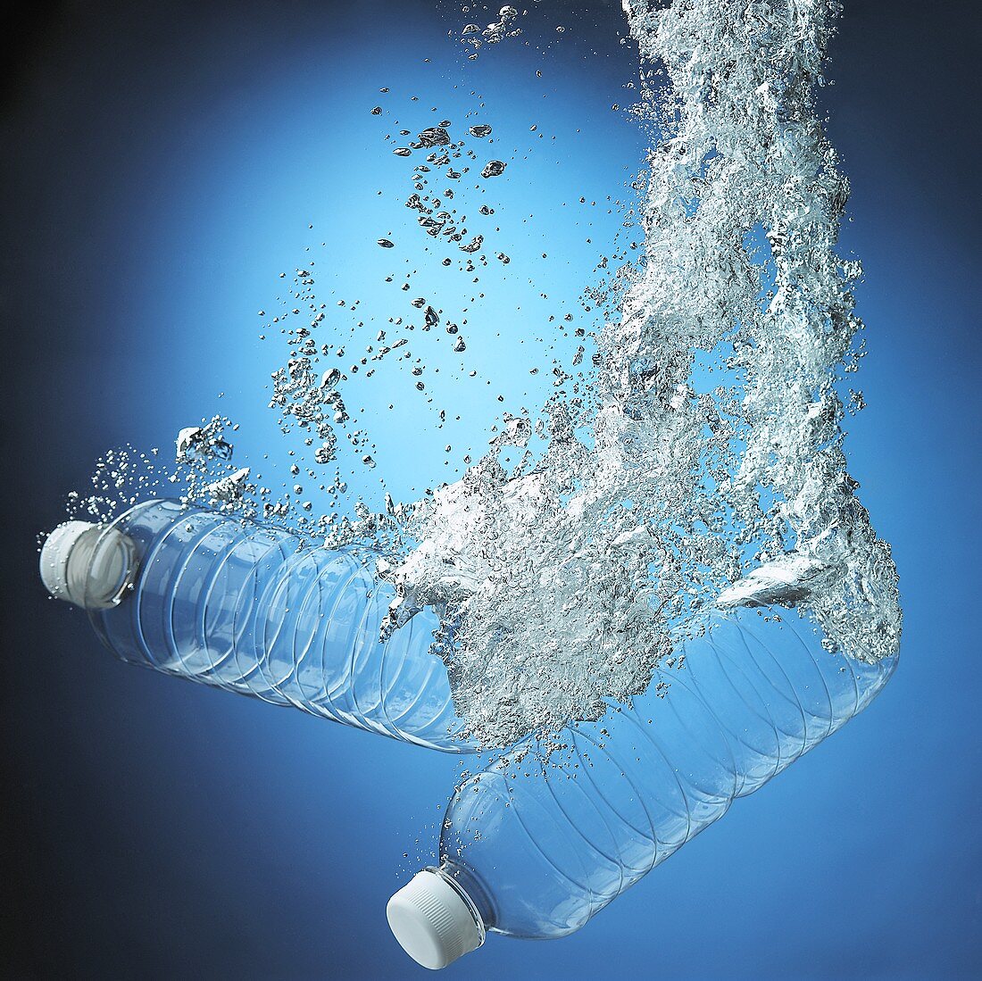 Plastikflaschen fallen ins Wasser