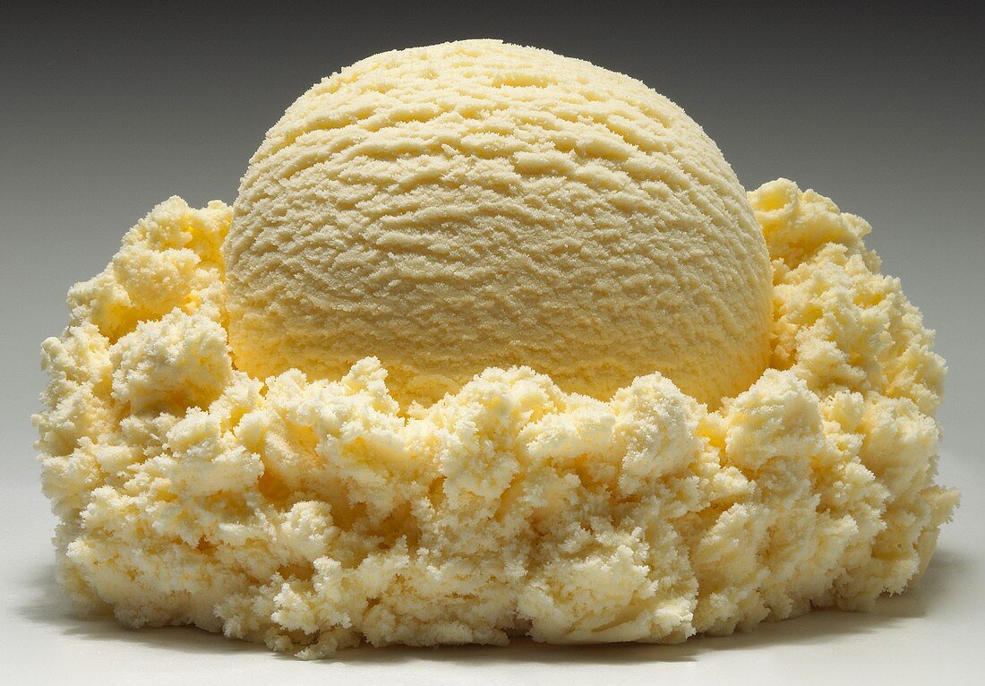 A Single Scoop of Vanilla Ice Cream – License Images – 643755 ❘ StockFood