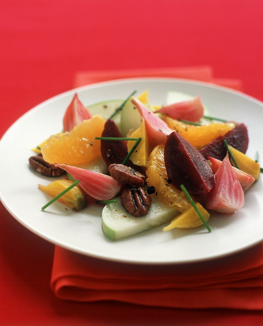Rote-Bete-Salat mit Äpfeln, Orangen und Pecannüssen