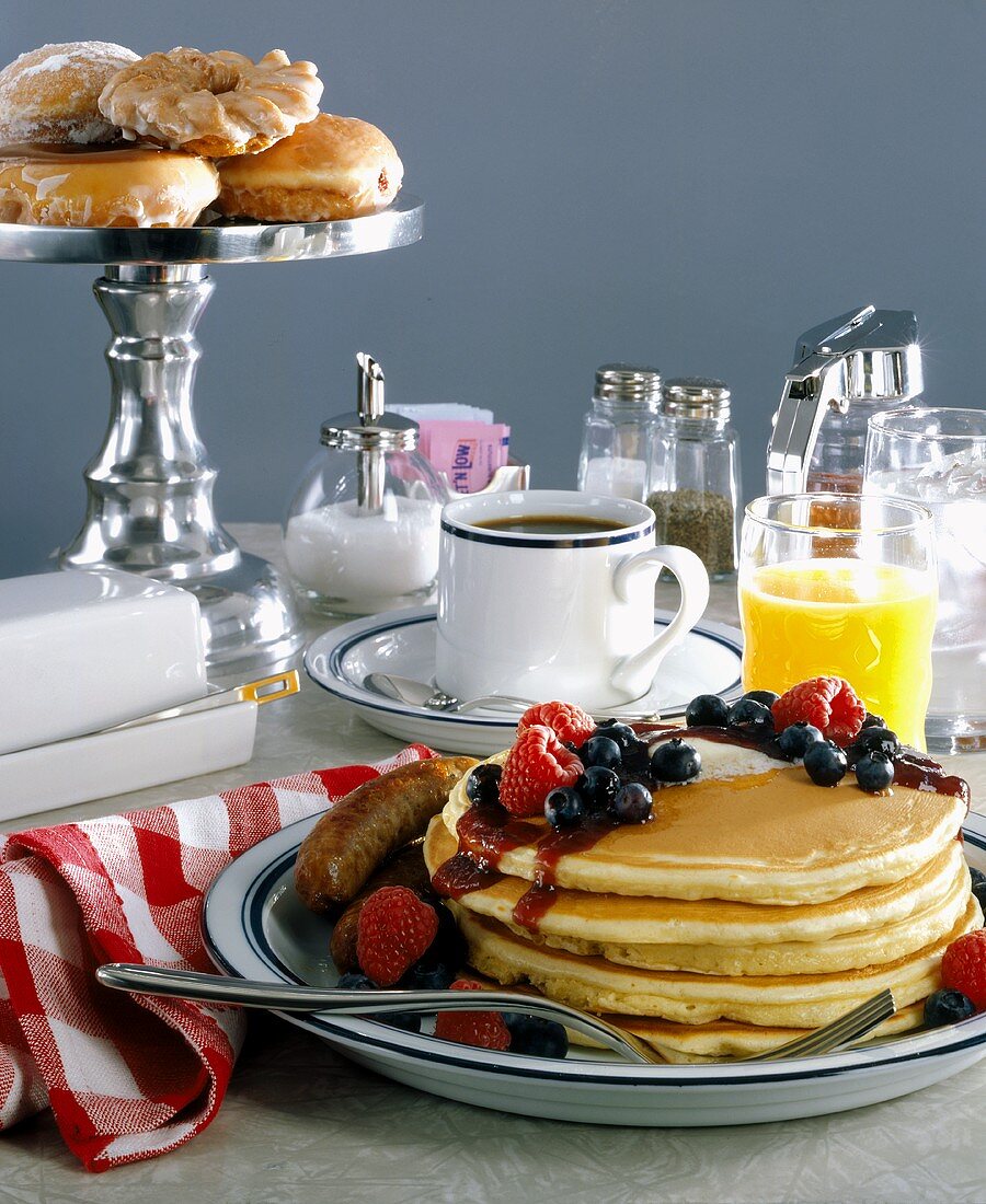 Frühstück mit Pancakes, Kaffee, Orangensaft und Gebäck (USA)