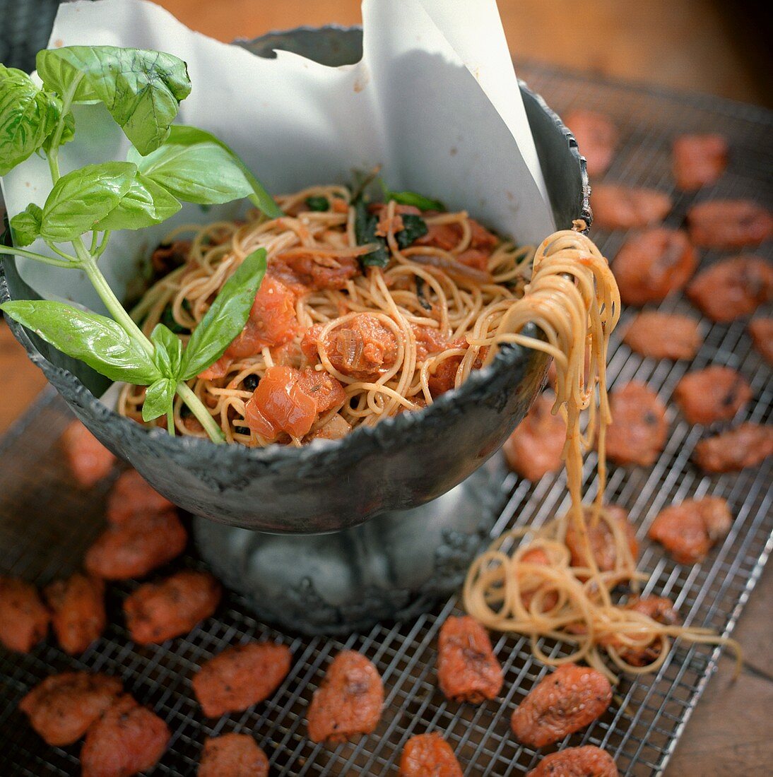 Spaghetti mit Tomaten und Basilikum in Metallschale