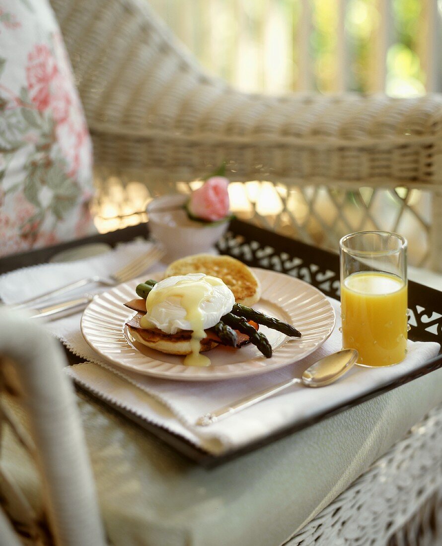 Frühstückstablett mit Eggs Benedict und Orangensaft (USA)