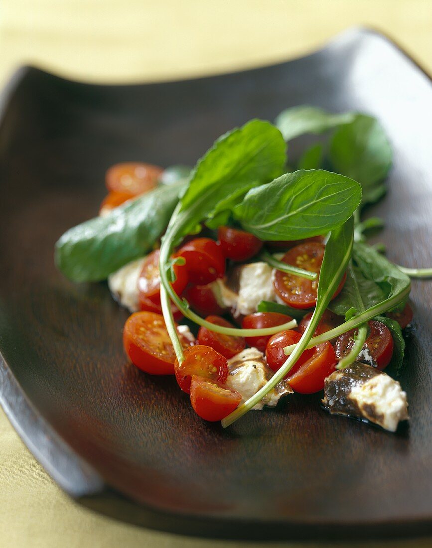 Tomatensalat mit Rucola und gebratenem Schafskäse