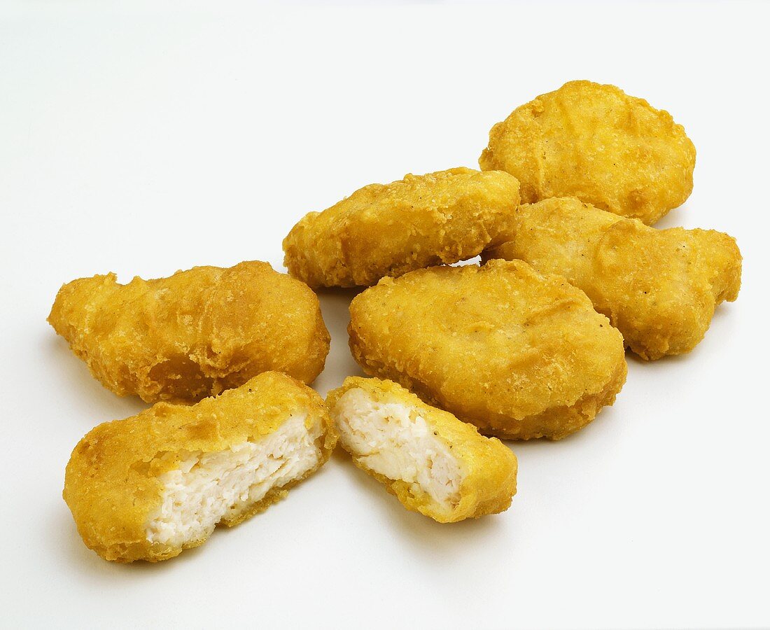Chicken Nuggets auf weißem Untergrund