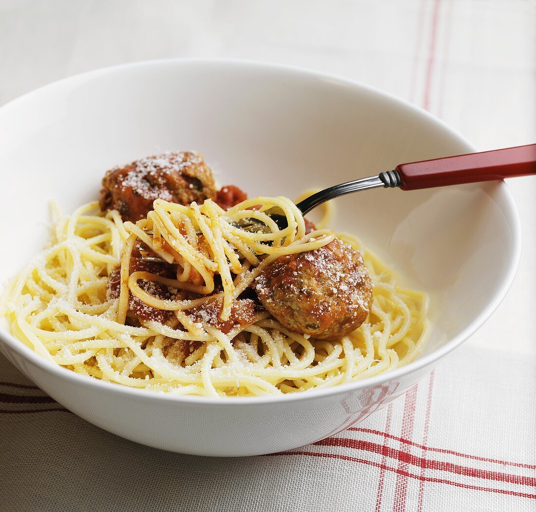 Spaghetti mit Hackbällchen und geriebenem Käse