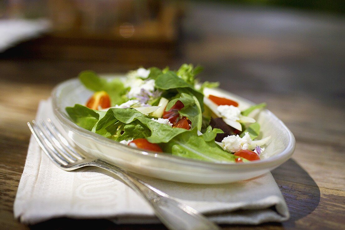 Rucolasalat mit Kirschtomaten und Ziegenkäse