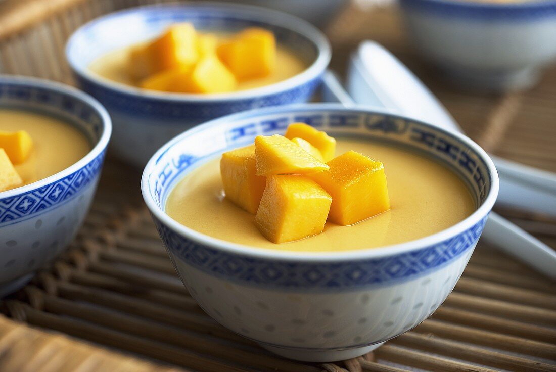 Mangopudding in asiatischen Schalen auf Tablett (Close up)