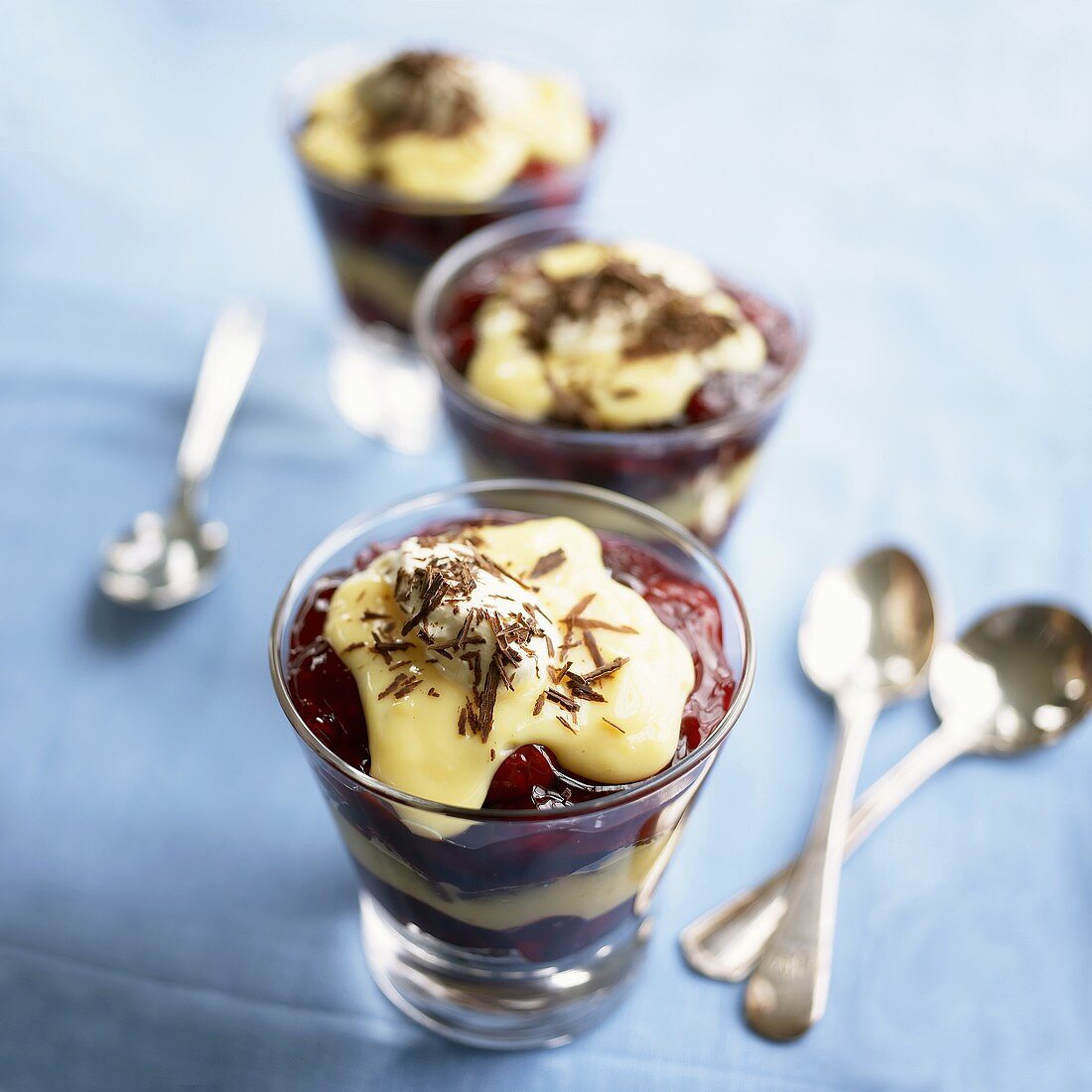 Trifle mit Kirschen und Vanillecreme