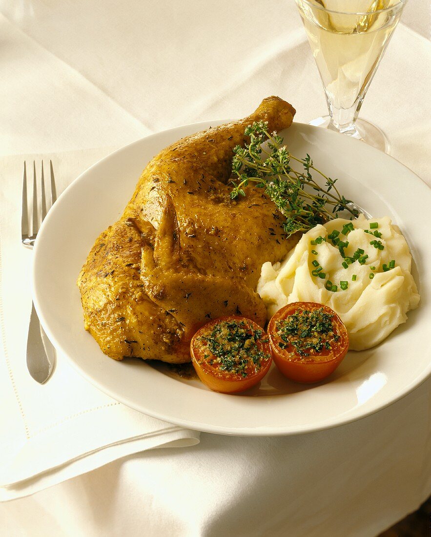 Halbes Hähnchen mit Kartoffelpüree und gratinierten Tomaten