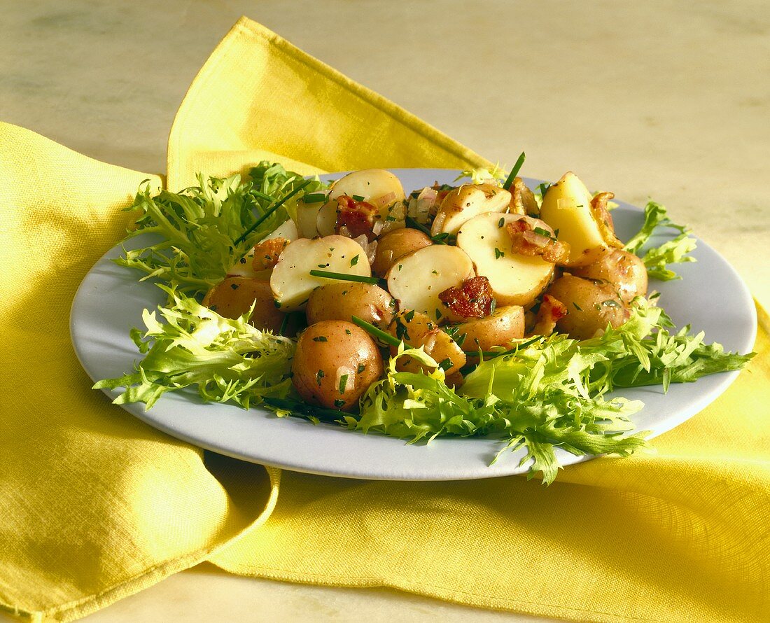 Kartoffelsalat mit Speck und Zwiebeln