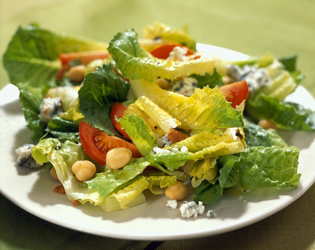 Romaine lettuce with chick-peas, tomatoes and blue cheese