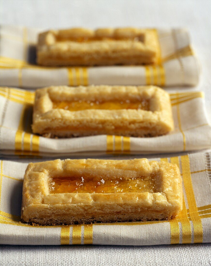 Plätzchen, gefüllt mit Orangenmarmelade